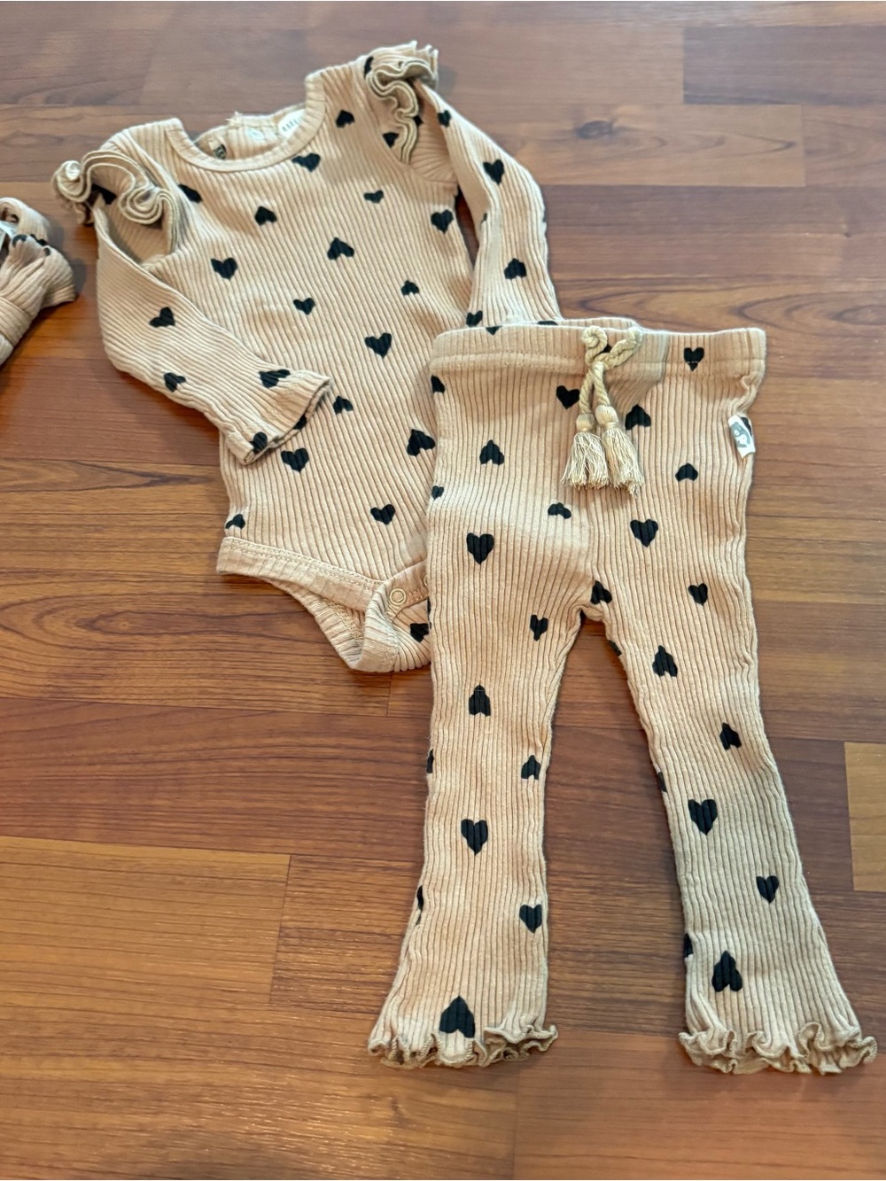 Rabbit + Bear 6-9 month Ribbed Heart Baby Two-Piece Set - Beige and Black